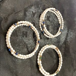 Three stretching pearl bracelets with stones